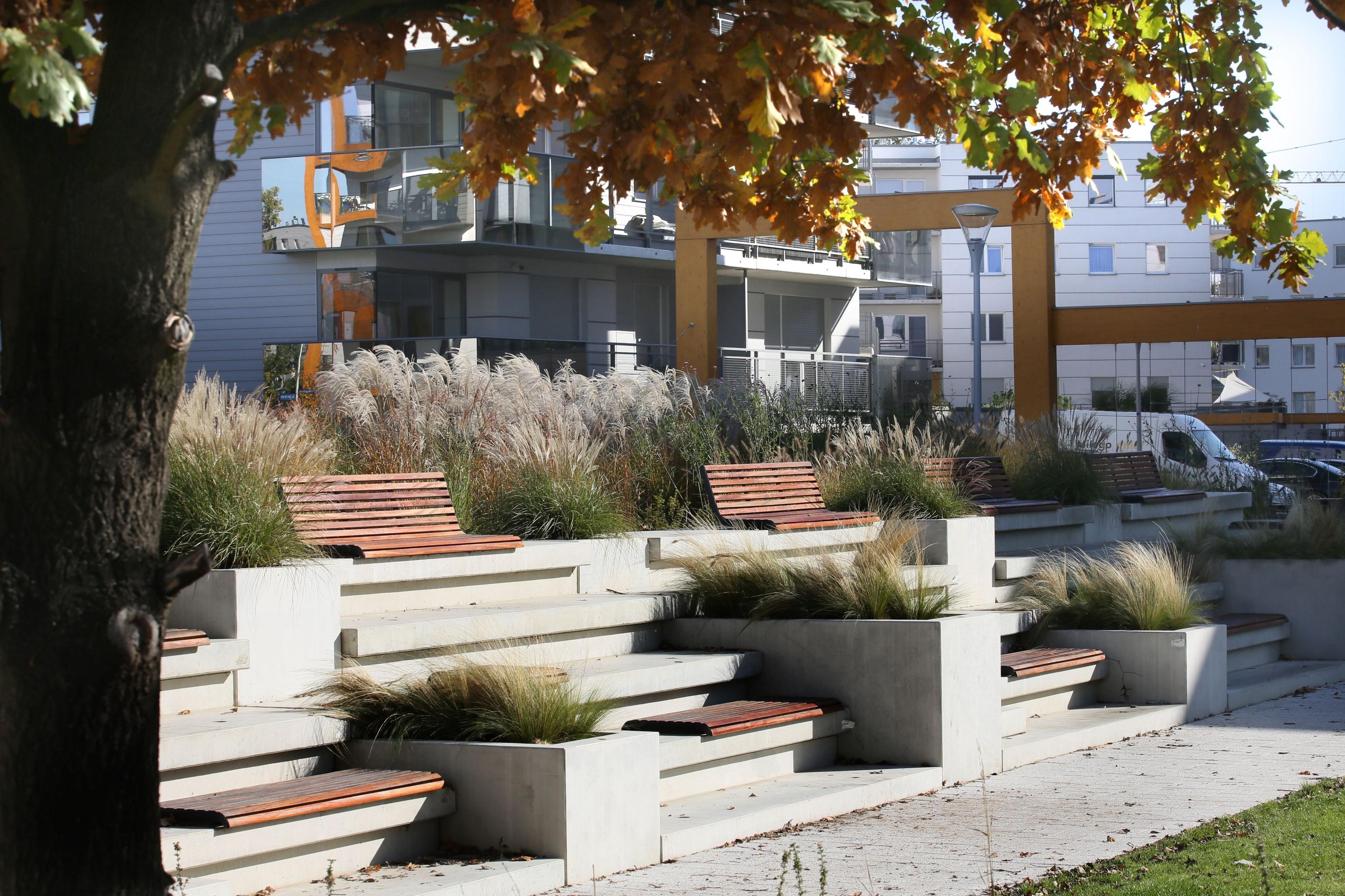 Siedziska z prefabrykowanych elementów.jpg