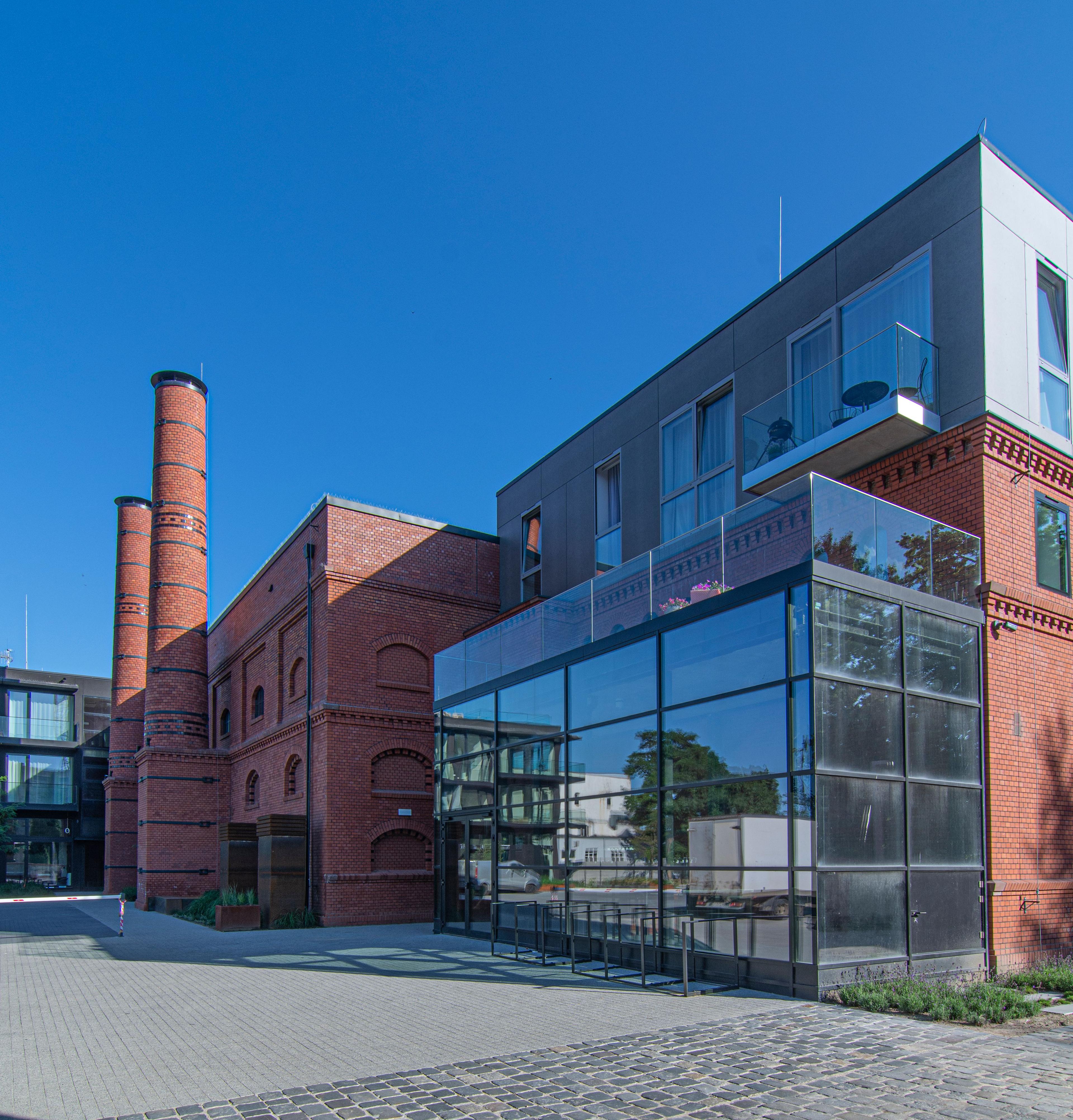 Centrum sztuki Piekarnia z charaktersytycznymi kominami.jpeg