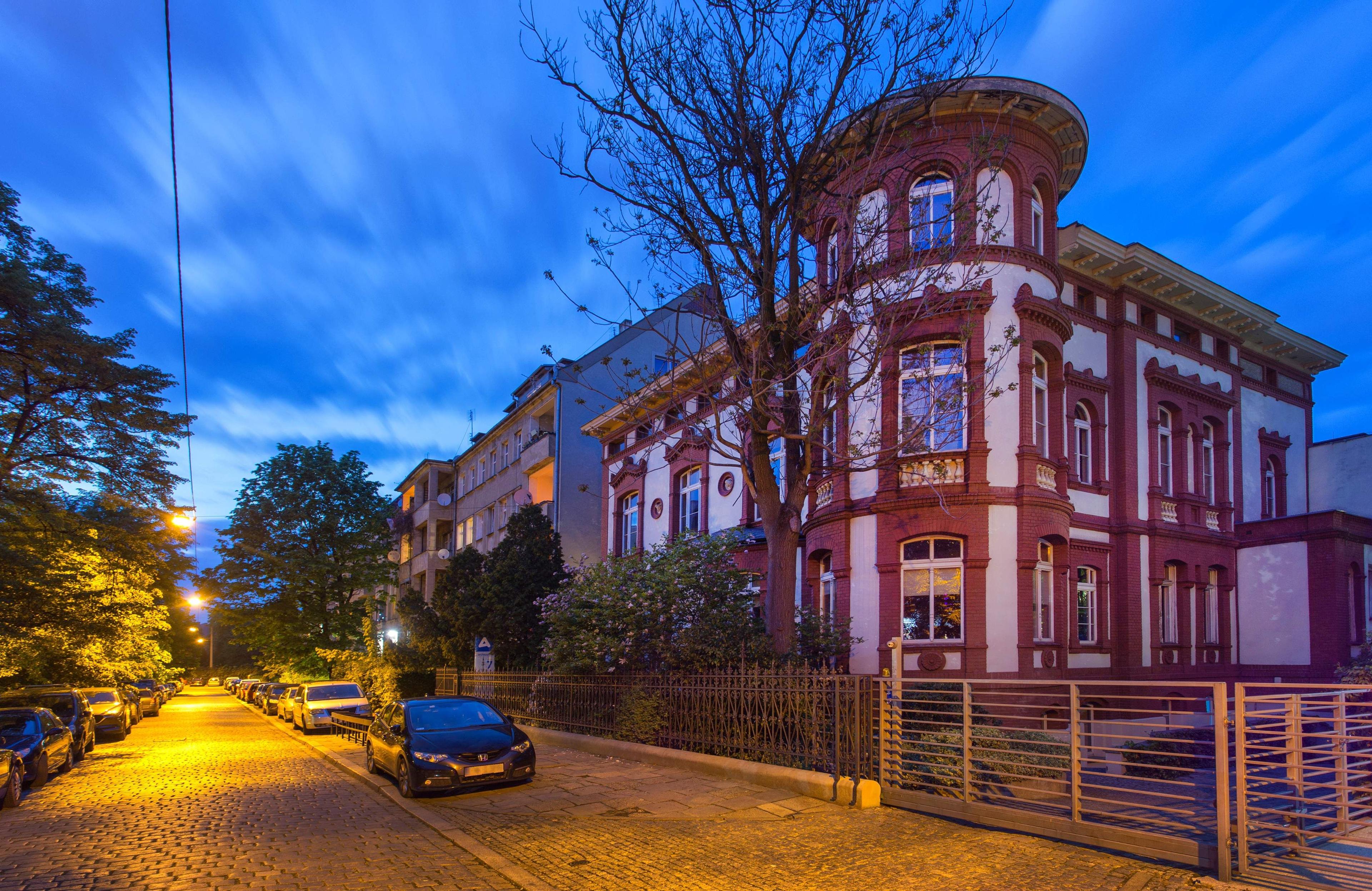 1 Willa Pfluga dziś - jako butikowy biurowiec.jpg