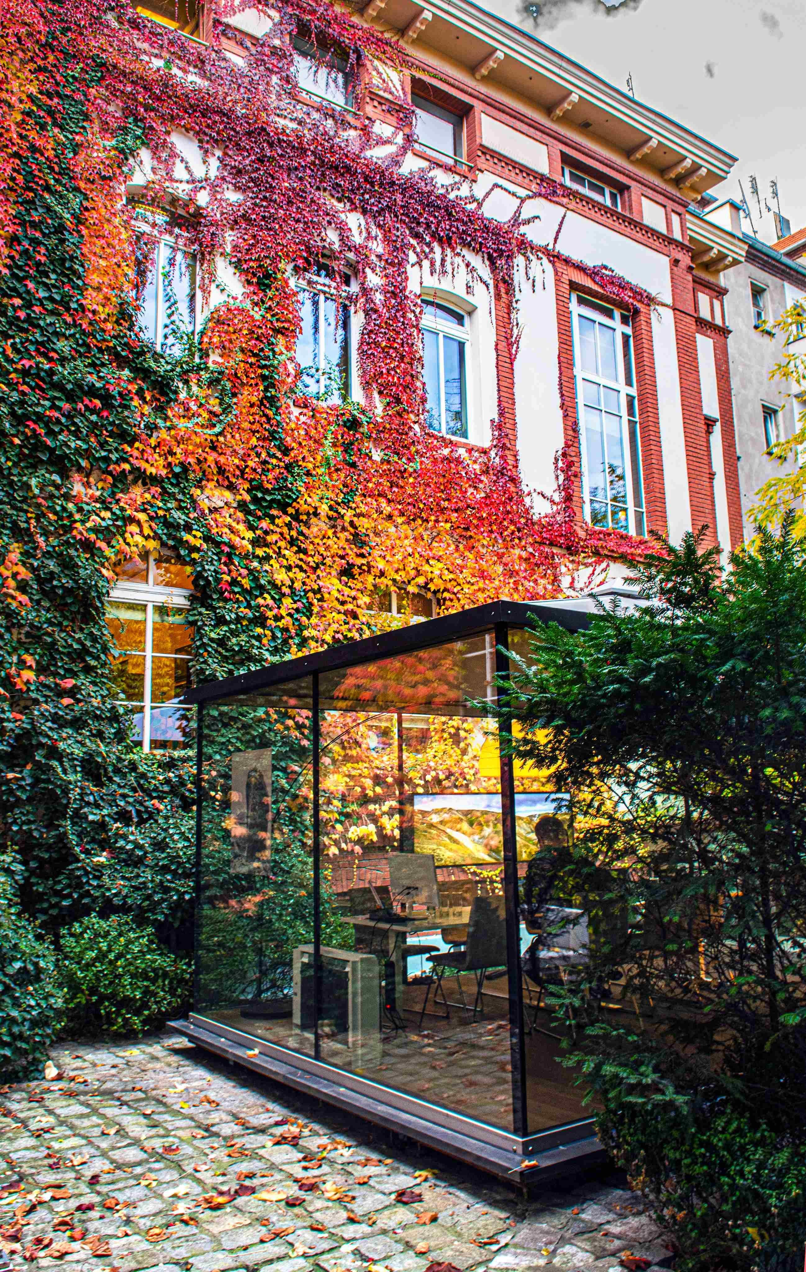 Dodatkowa sala spotkań na dziedzińcu pomiędzy historyczną a współczesną częścią biurowca.jpg