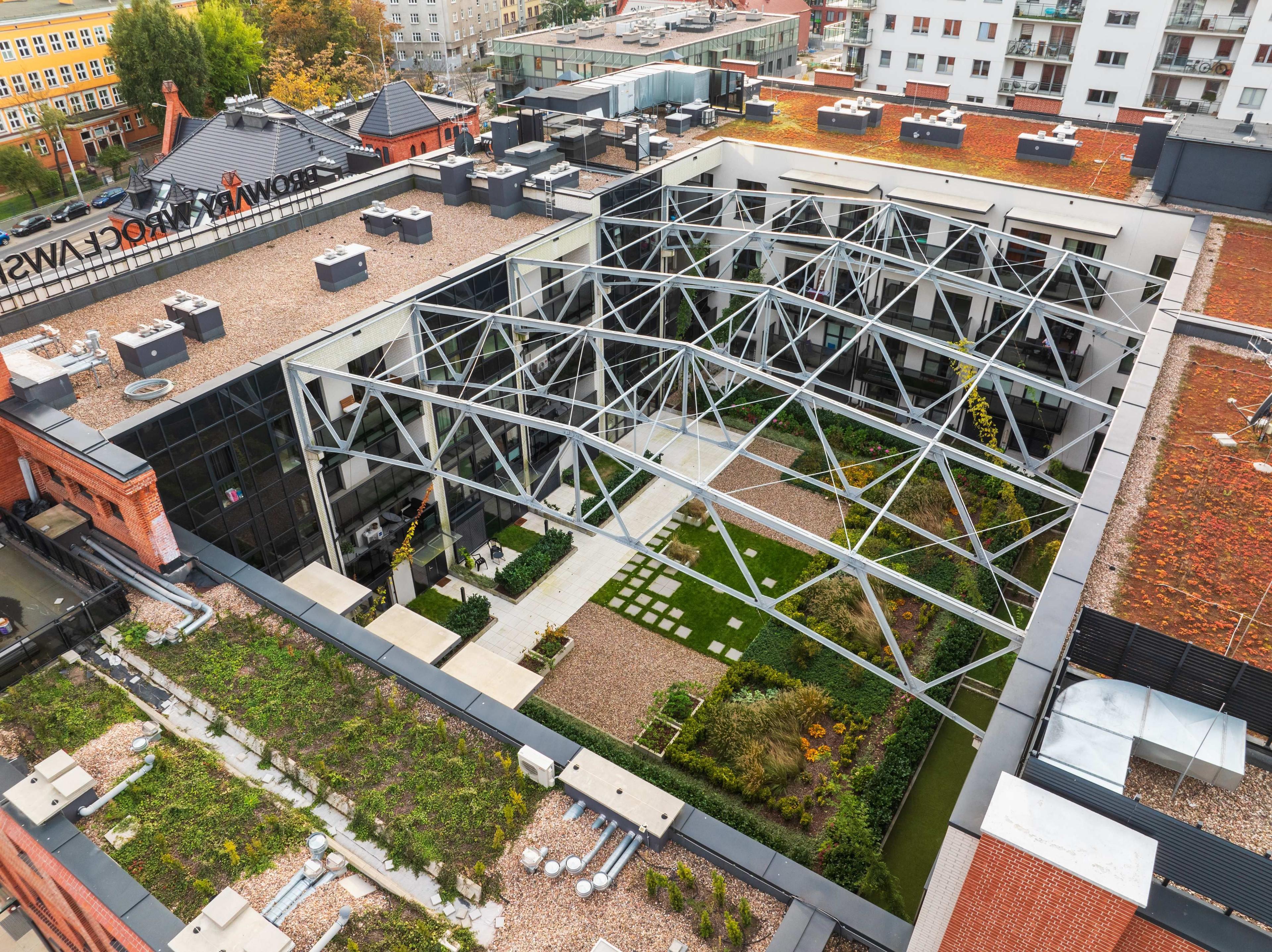 Dziedziniec Leżakowni z zachowanymi kratonicami.jpg