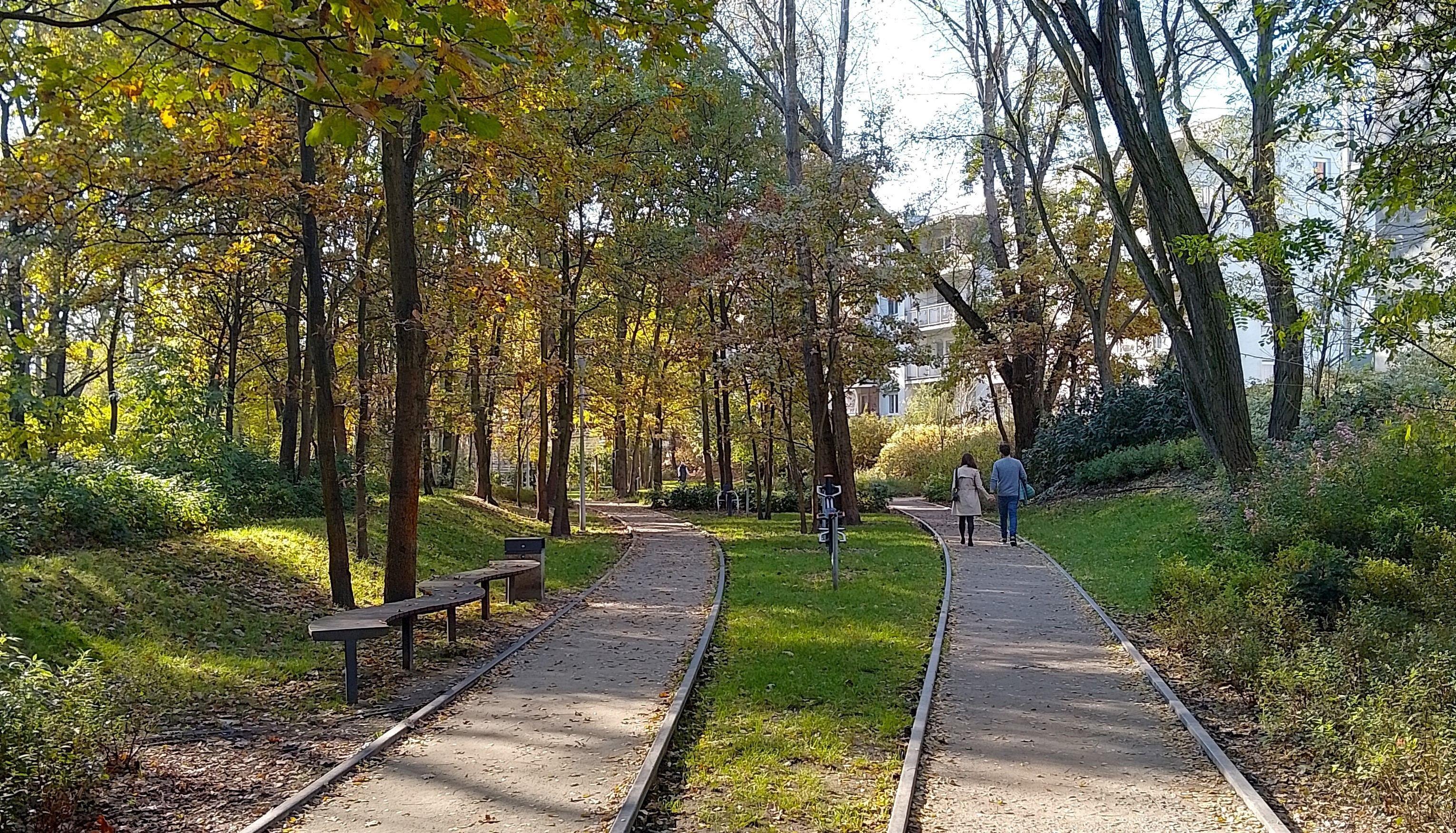 Fitness na świeżym powietrzu wzdłuż zachowanych torów przeładunkowych.jpg