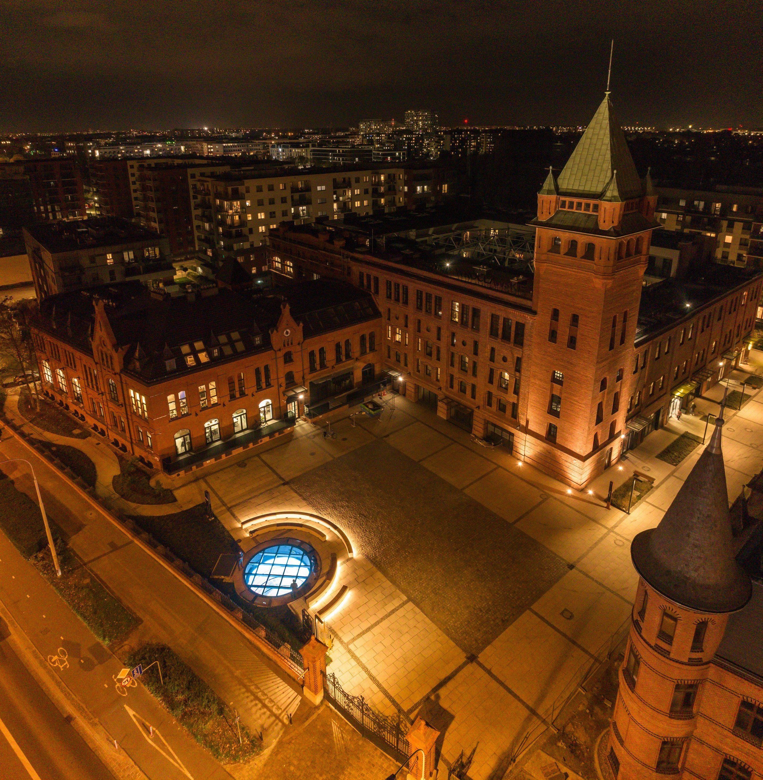 Główny plac z przestrzenią multimedialną w dawnym zbiorniku fermentacyjnym.jpg