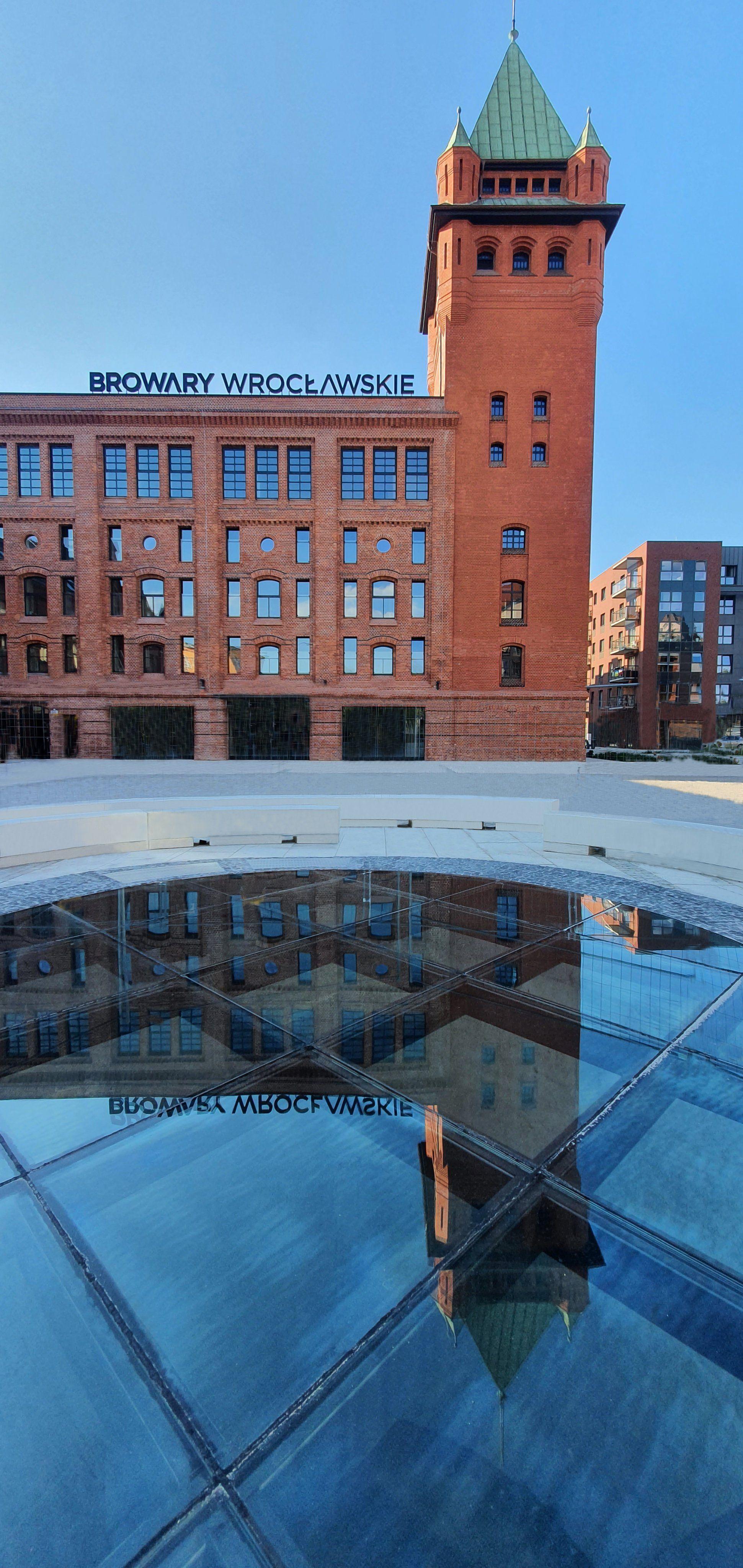 Pod szkalną taflą na głównym placu Browarów Wrocławskich zzaprojektowano miejsce działań artystycznych.jpg