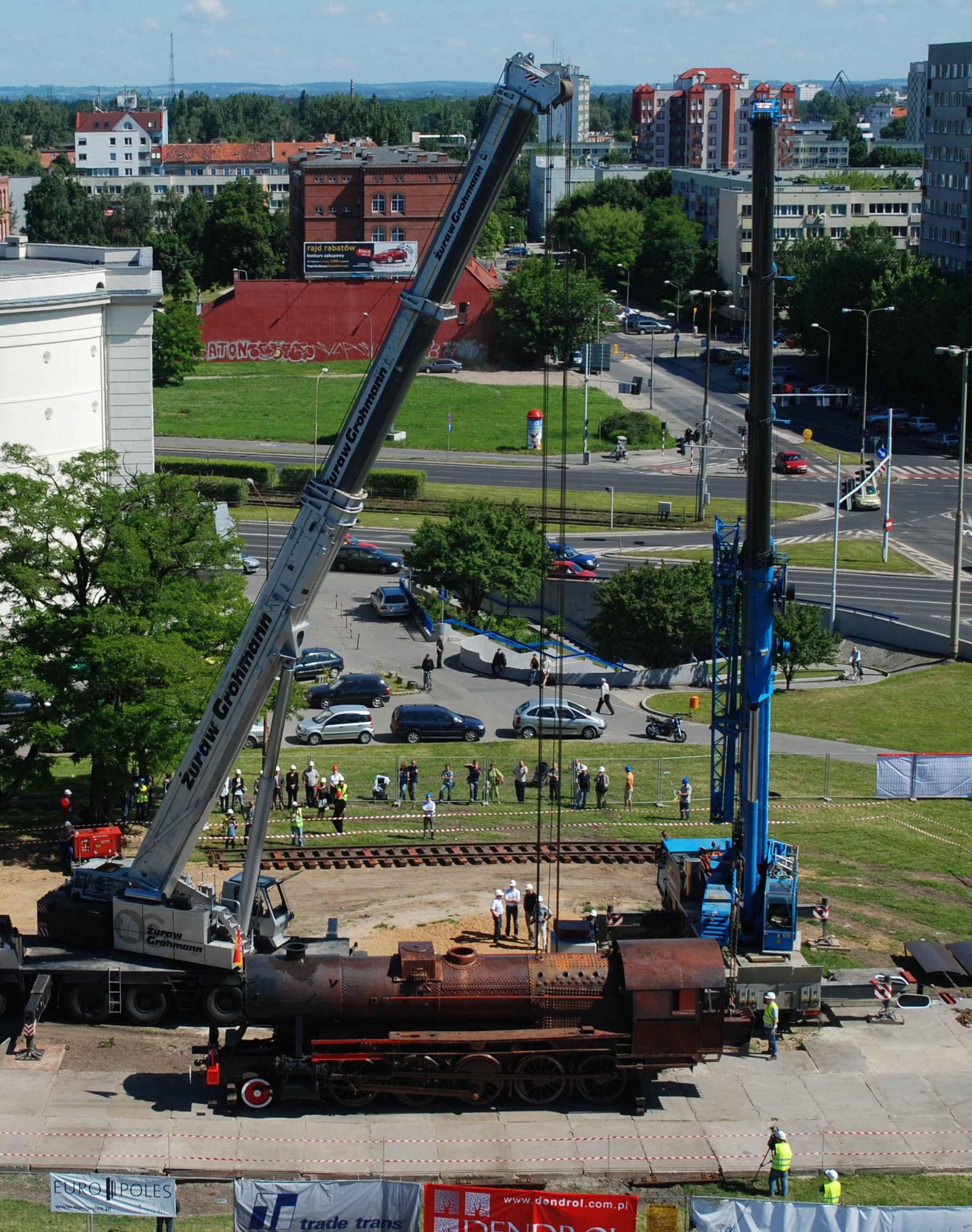 Stawianie rzeźby miejskiej Pociag do nieba.jpeg