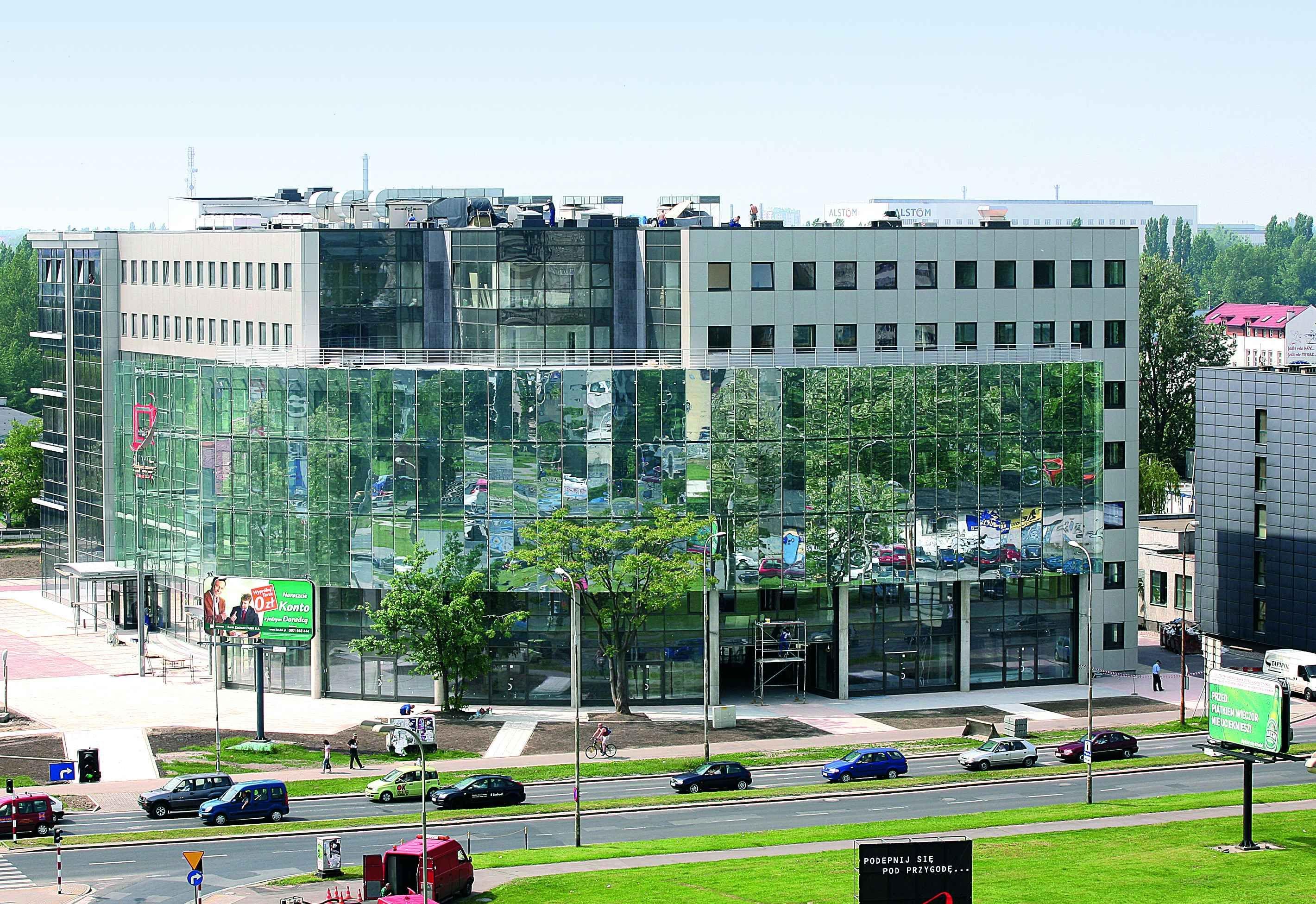 Widok na biurowiec od strony placu Strzegomskiego.jpeg