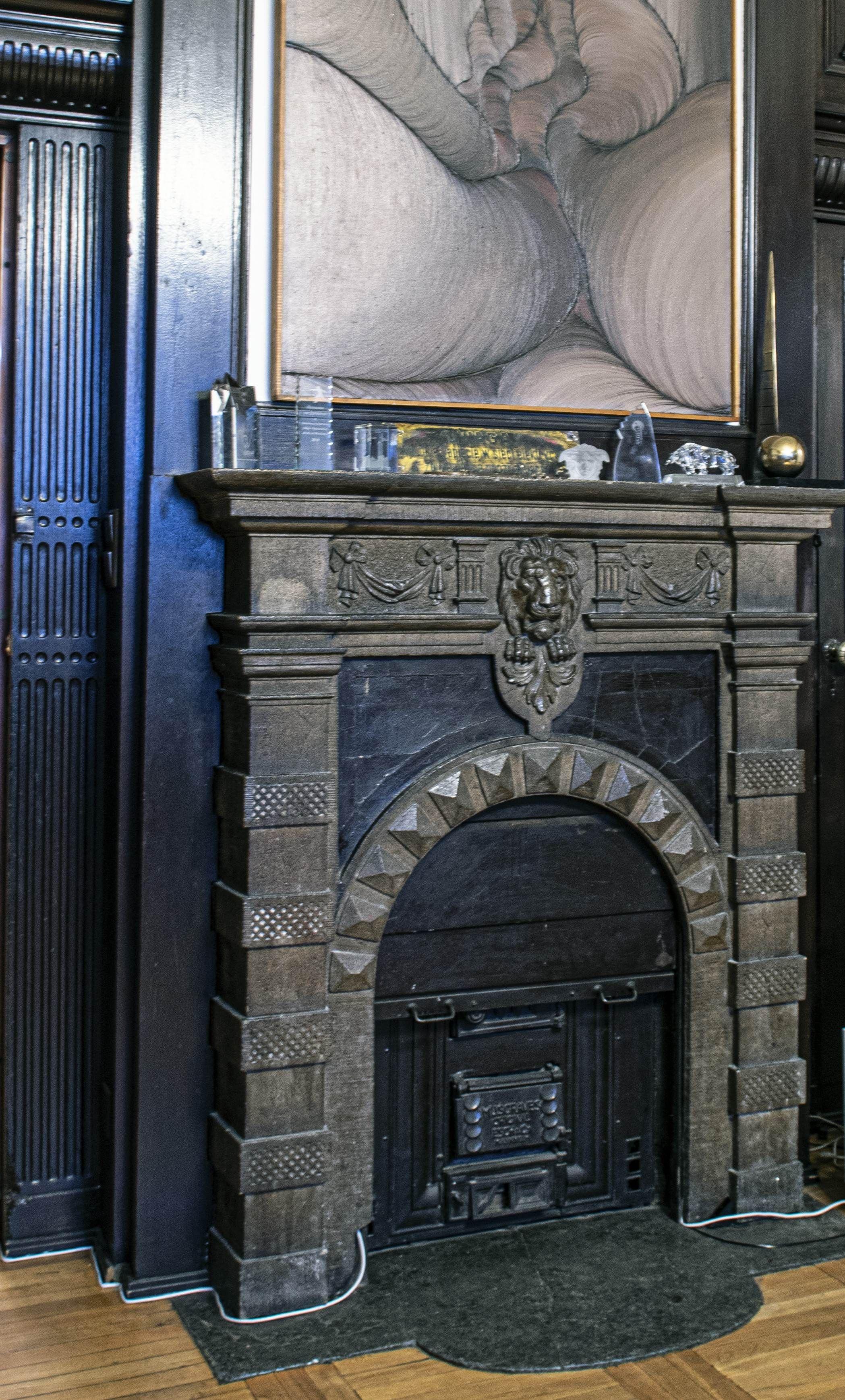 galeria 13 Jeden z zachowanych kominków w Willi Pfluga.jpg